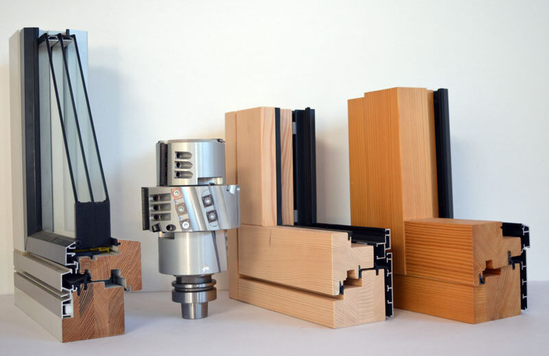 Oppold gereedschappen met houtprofielen